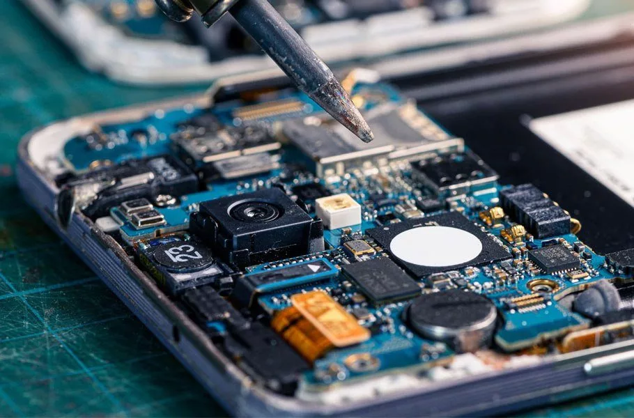 برد اصلی (Logic Board / Motherboard)